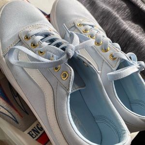 Light blue with gold Vans.  Size 9 Women’s